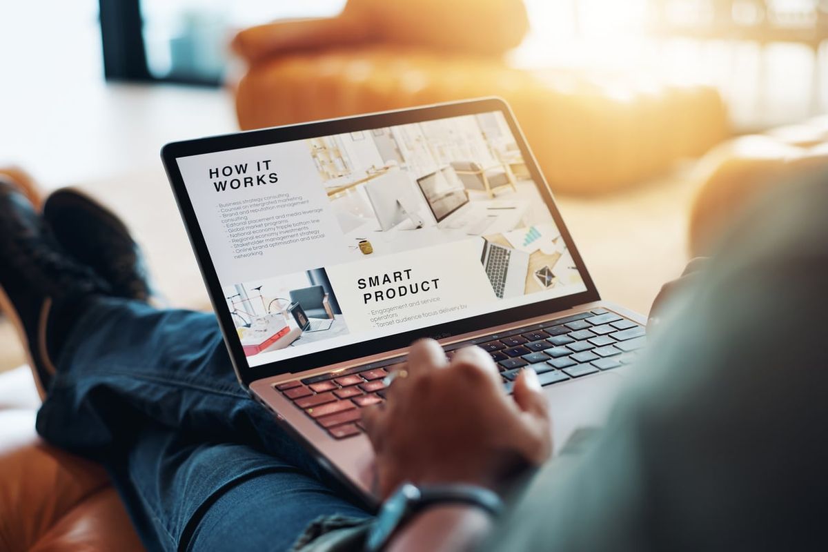 Person arbeitet am Laptop an einer modernen Website